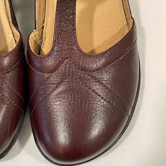 ARAVON "Maura" T-Strap Genuine Leather Pump, Wine - 6.5 B - Picture 4 of 12